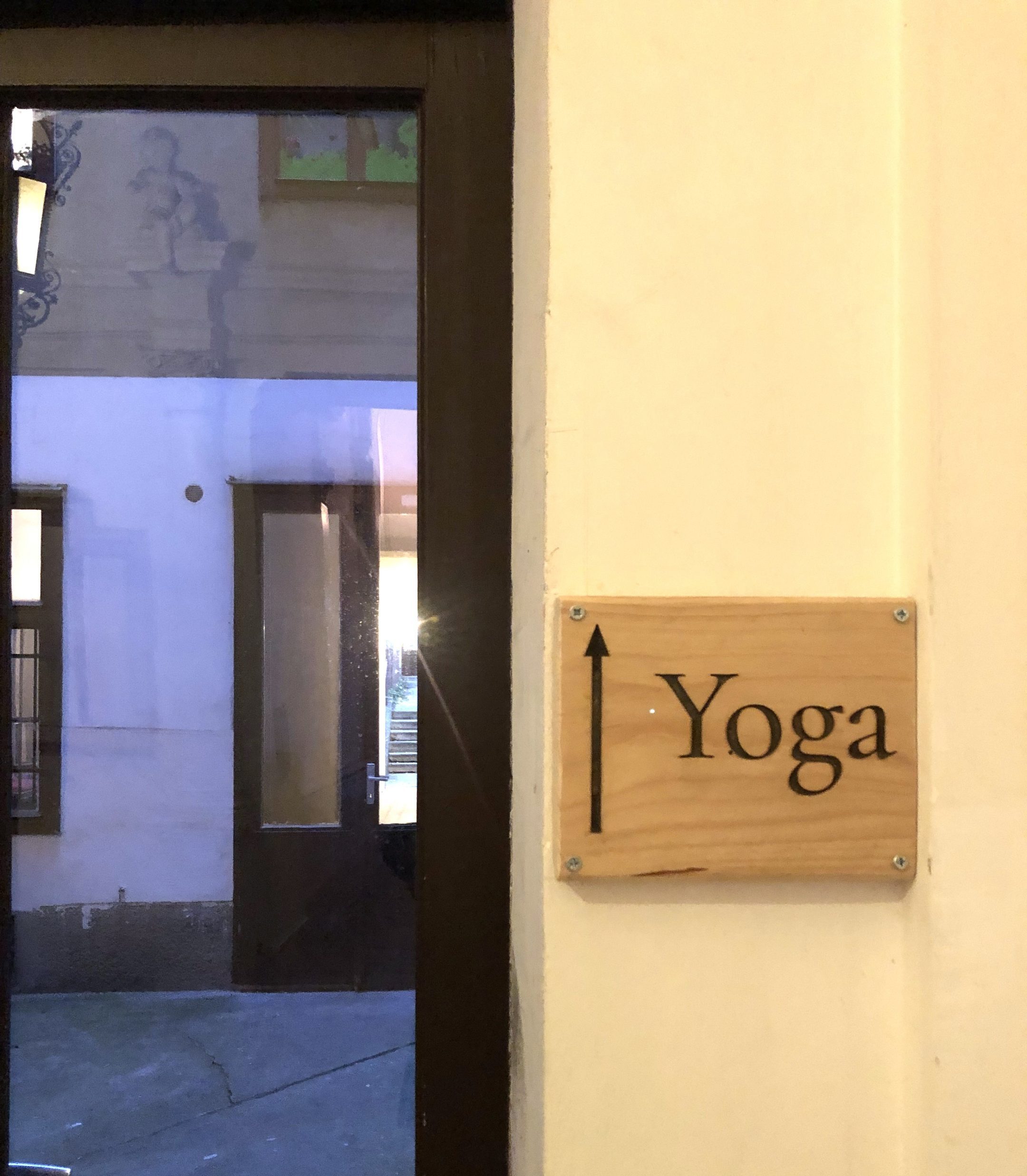Weg zum Kundalini Yoga Studio